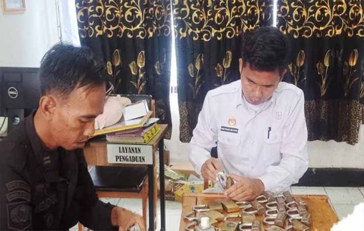 Petugas Rutan Kapuas Rutin Lakukan Perawatan Gembok