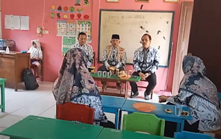 Pengurus YPLP PGRI Kapuas Kunjungi TK PGRI Sei Tatas