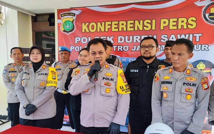 Kapolsek Duren Sawit AKP Sutikno saat jumpa pers di Mapolsek Duren Sawit, Jakarta Timur, Jumat (15/12/2023). ANTARA/Syaiful Hakim