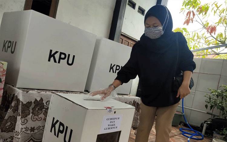 Arsip. Seorang warga di salah satu TPS di Kota Palangka Raya. (ANTARA/Rendhik Andika)