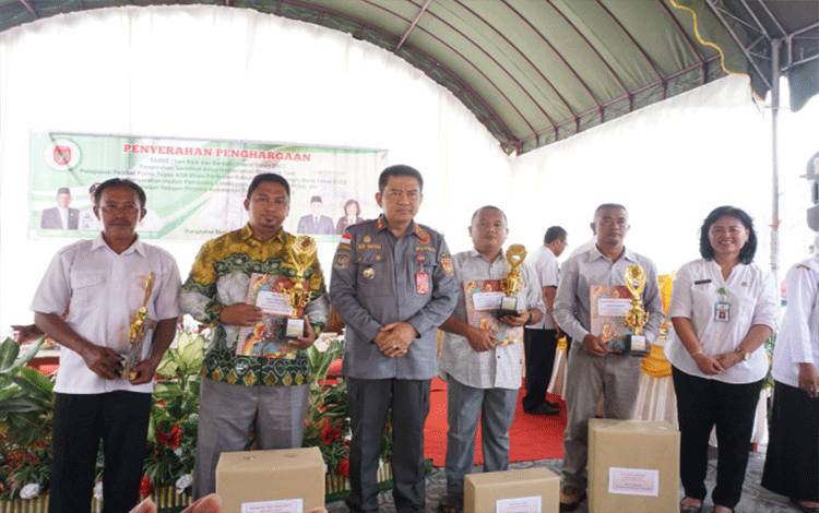 Pj Bupati Kobar Serahkan Penghargaan TABBE Award ke Insan Penggerak Pertanian