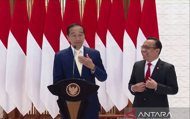 Wartawan Bertanya-Tanya Karena Jokowi Memakai Dasi Kuning saat Bertolak ke Jepang