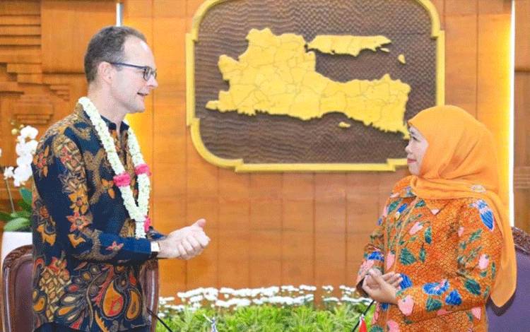 Khofifah Pastikan Kerja Sama Proyek Kereta Api dengan Inggris