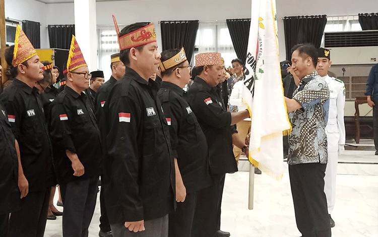 Pj Bupati Barito Utara Drs Muhlis saat mengukuhkan Forum Pembauran Kebangsaan (FPK) Kabupaten Barito Utara di gedung Balai Antang.(foto: Dhani)