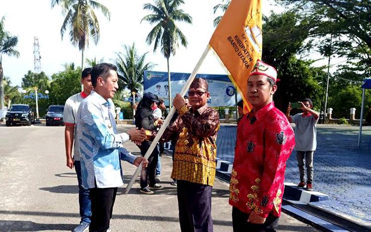 Pj Bupati Barito Utara Lepas Kontingen Tandak Intan Kaharingan ke XII Tingkat Kalteng