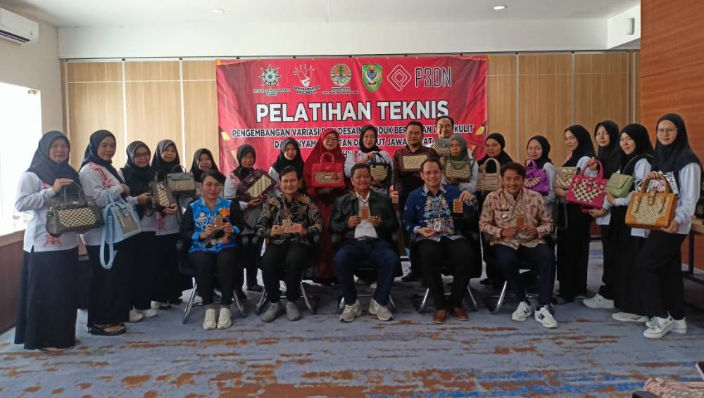 Pj Bupati Seruyan Harapkan Pelatihan Berbahan Baku Anyaman Rotan Tingkatkan Usaha Kerajinan