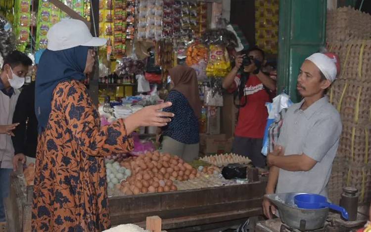 Pj Wali Kota Palangka Raya Minta Pedagang Tetap Stabilkan Harga Bahan Pokok