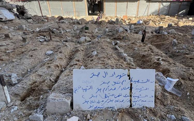 Jalanan di Gaza telah berubah menjadi kuburan terbuka karena banyak keluarga yang memilih untuk menguburkan jenazah kerabat mereka yang tewas akibat serangan udara Israel di kuburan massal darurat yang tersebar di seluruh Jalur Gaza.