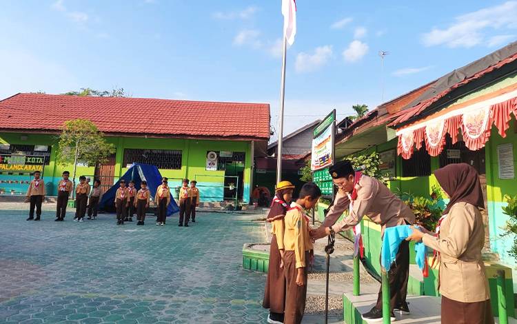 Pembukaan persami Sabtu sore di Gugus depan atau Gudep 03.155.156 Untung Surapati Madrasah Ibtidaiyah Negeri atau MIN 5 Kota Palangka Raya. (FOTO: Dokumentasi Asdi untuk Borneonews)