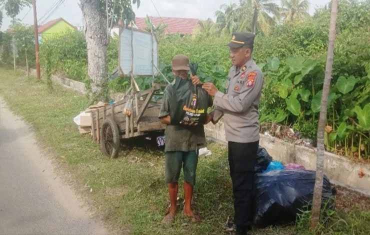SPKT Polres Kapuas Sambangi Warga dan Beri Bantuan Sembako