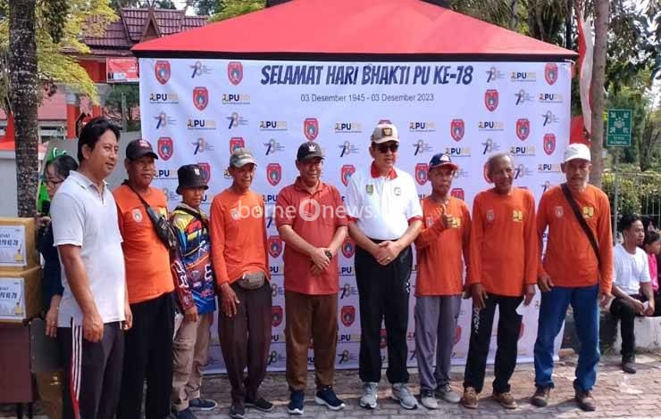 Pj Bupati Kobar Budi Santosa (tengah, baju putih) saat foto bersama dalam acara jalan sehat peringatan Hari Bakti PU ke 78. (Foto : DANANG)