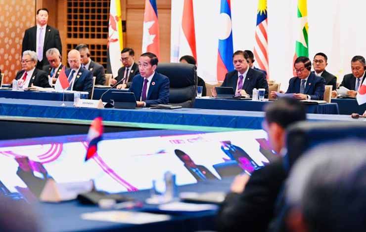 Presiden Joko Widodo berbicara dalam KTT Perayaan 50 Tahun Hubungan Persahabatan dan Kerja Sama ASEAN-Jepang yang mengangkat tema "Partners for Peace and Stability & Regional and International Peace" yang digelar di Hotel The Okura, Tokyo, pada Minggu (17/12/2023). (ANTARA/Biro Pers Sekretariat Presiden RI)