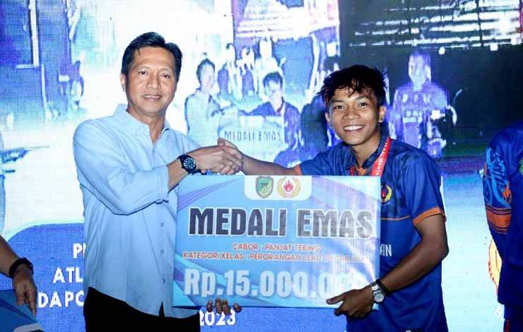 Pj Bupati Barito Utara Serahkan Bonus kepada Atlet dan Pelatih Porprov Berprestasi
