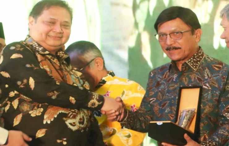Dirut BPDPKS Dapat Penghargaan Dedikasi Perkembangan Petani Sawit