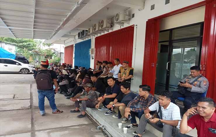 Lahan Kuburan Digarap, Ratusan Warga Sambangi Kantor PT BPP Sampit