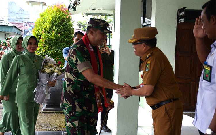 Pj Bupati Kapuas, Erlin Hardi saat menerima kunjungan Danrem 102 Panju Panjung, Brigjen TNI Bayu Permana di Kodim 1011 Kuala Kapuas. (FOTO: IST)