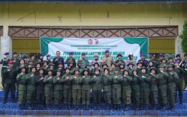 Foto bersama saat pembukaan Diklat dan Sarmil Menwa Maharaya di Sabaru, Kecamatan Sebangau, Kota Palangka Raya, Minggu, 17 Desember 2023. Kegiatan diklat ini direncakan selama 5 hari. (FOTO: IST)