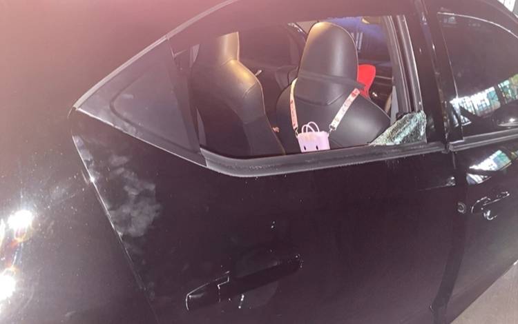 Mobil AY korban pecah kaca. (FOTO: PATHUR)