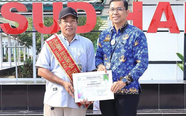 Direktur RSUD Hanau Beri Penghargaan Pegawai Berkinerja Baik