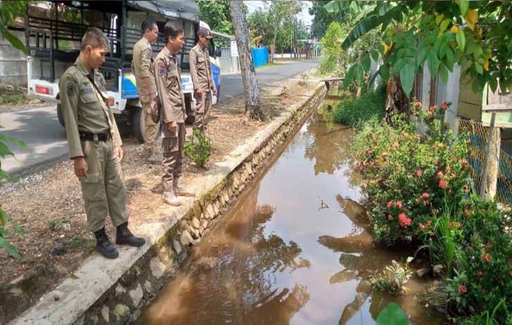 Anggota Satpol PP Pantau Kebersihan Saluran Air Wilayah Kota Kuala Kapuas
