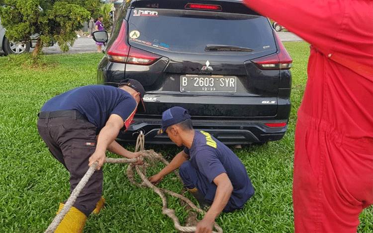 Mobil Xpander Terjebak di Tengah Lapangan, Tim DPKP Palangka Raya Bantu Evakuasi?