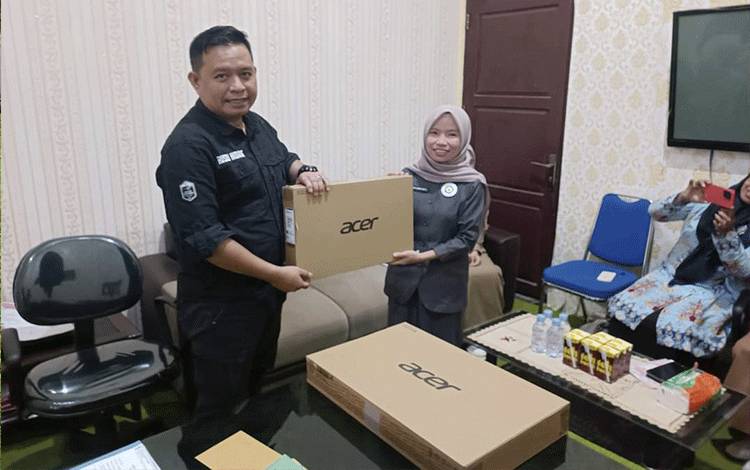Kadis Pendidikan Seruyan Serahkan Bantuan Laptop Kepada Kepala Sekolah dan Guru Berprestasi Jenjang PAUD