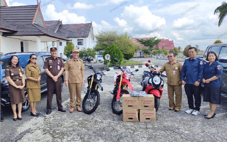 Pemkab Gunung Mas Hibah Kendaraan kepada Kejari dan Bawaslu