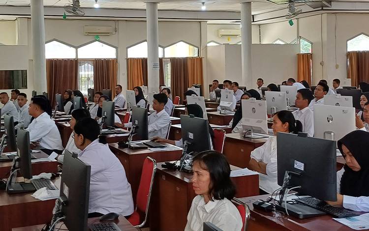 Suasana seleksi kompetensi calon PPPK lingkungan Pemerintah Kabupaten Kotawaringin Timur di Balai Diklat Aparatur sipil negara, 12 November 2023. (FOTO: DEWIP)