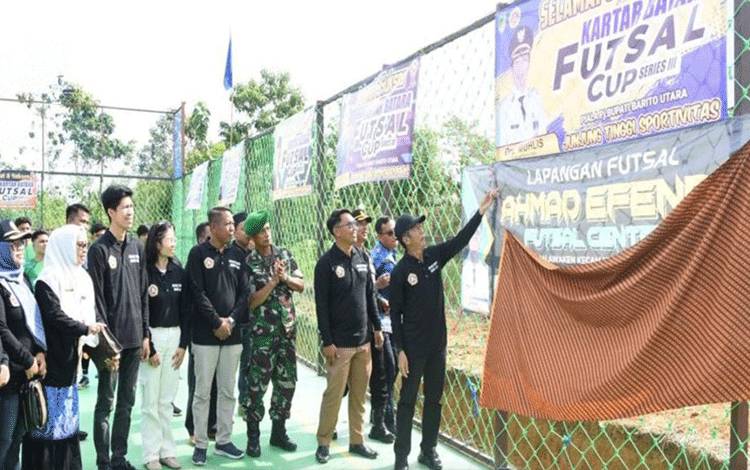 Pj Bupati Barito Utara, Drs Muhlis saat meresmikan lapangan futsal Desa Malawaken.(foto: Dhani)
