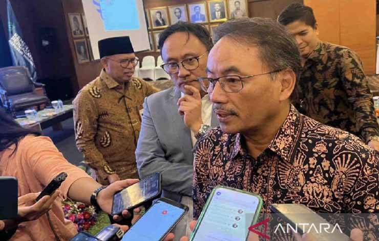 Direktur Jenderal Pengembangan Ekspor Nasional Kementerian Perdagangan Didi Sumedi (tengah), diwawancara di Jakarta, Selasa (19/12/2023). ANTARA/Harianto
