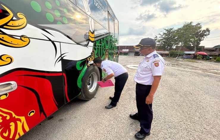 Dishub Kobar melakukan Ramp Check pada angkutan umum Bus menjelang Nataru untuk menjaga keselamatan lalu lintas serta (FOTO: Dishub Kobar)
