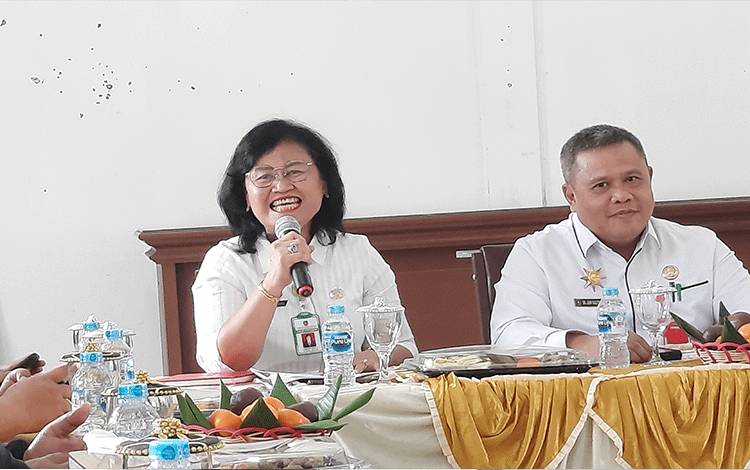 Kepala Distan Kobar Kris Budi Hastuti saat menyampaikan paparan. (Foto : DANANG)