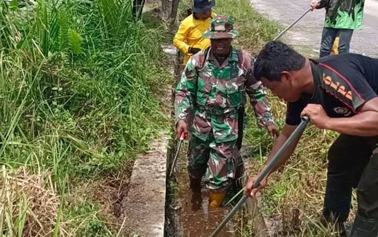 Tim Satgas Penanggulangan Bencana Bersihkan Drainase