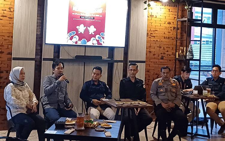KPU Kabupaten Kotawaringin Timur saat menggelar media gathering dengan wartawan, Selasa, 19 Desember 2023. (FOTO: DEWIP)