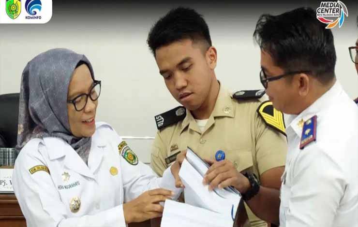 Pj Wali Kota Palangka Raya saat menerima rekomendasi perbakain sistem transportasi dari mahasiswa PTDI-STTD. (FOTO: HUMAS)