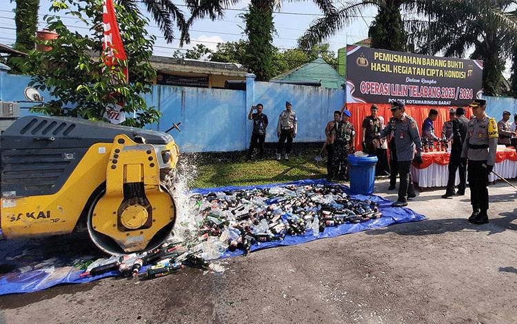 Polres Kobar Musnahkan Barang Bukti Ratusan Botol Miras Hasil Cipta Kondisi