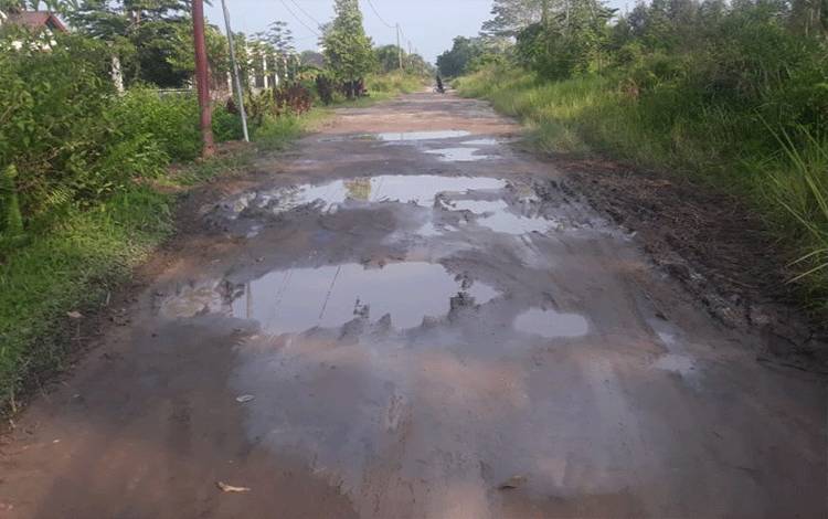 Warga Yos Sudarso XVIII Keluhkan Kondisi Jalan Rusak
