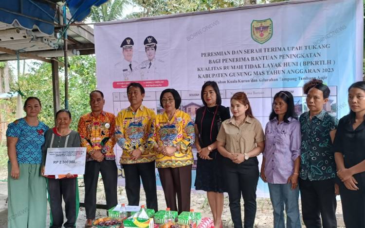 Wakil Bupati Gunung Mas Efrensia L.P Umbing, Kepala PU Baryen bersama penerima bantuan peningkatan kualitas rumah tidak layak huni, Kamis, 21 Desember 2023. (FOTO: RISKA YULYANA)
