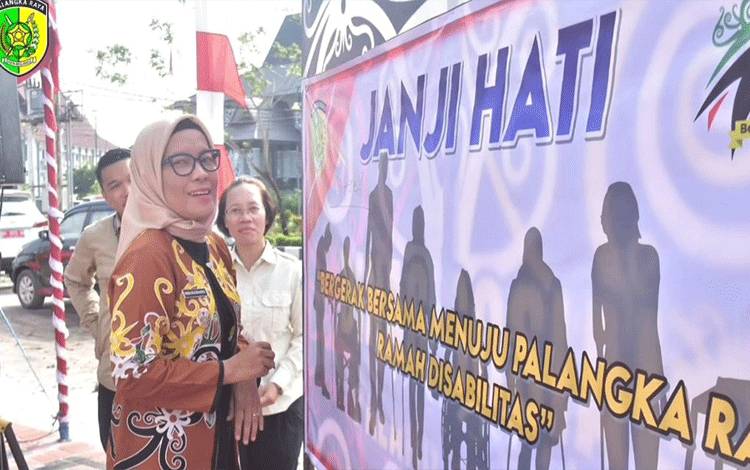 Pj Wali Kota Palangka Raya Teken Janji Hati Ramah Disabilitas