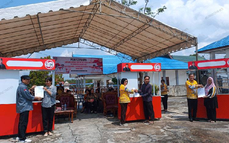 Wabup Gunung Mas Serahkan Bantuan Gerobak dari Pemprov Kalteng kepada Pelaku Usaha