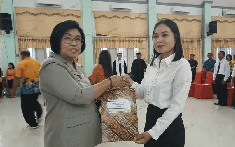 Wakil Bupati Gunung Mas Efrensia L.P Umbing saat menyerahkan secara simbolis SK anggota BPD, Kamis, 21 Desember 2023. (FOTO: RISKA YULYANA)