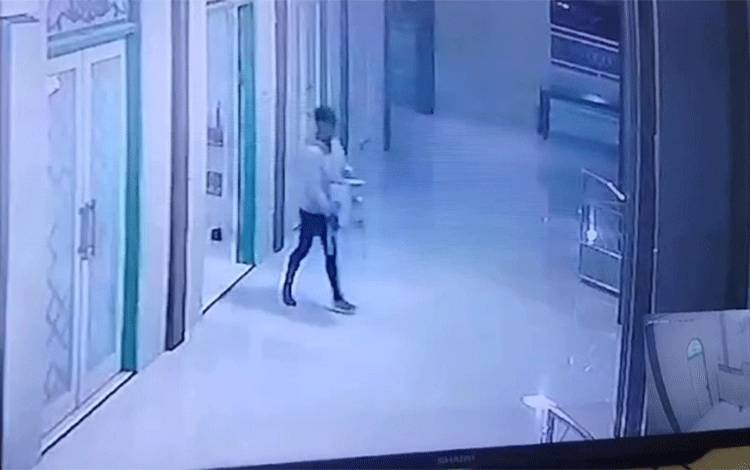 Pria Curi Kotak Amal Terekam Kamera CCTV di Sampit