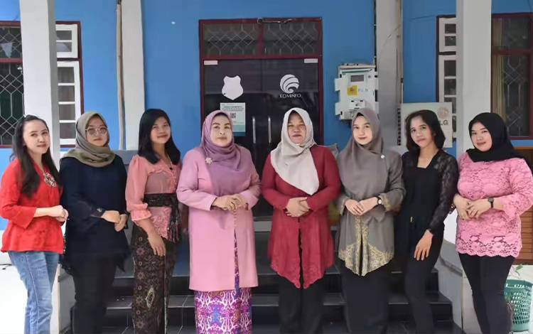Pegawai Perempuan Dinas Kominfo Kapuas Kenakan Kebaya di Hari Ibu