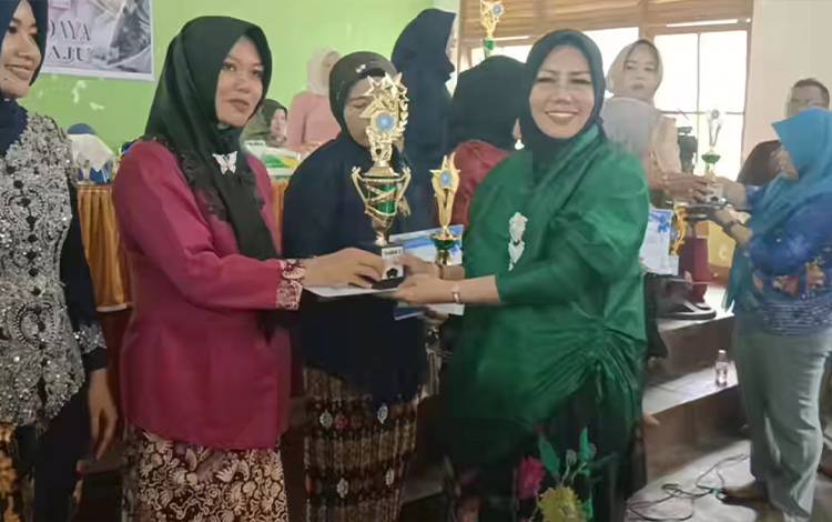 Meriahkan Hari Ibu, PKK Kecamatan Basarang Adakan Lomba Menghias Tumpeng