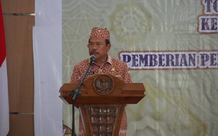 Sekda Nuryakin tengah menyampaikan sambutan pada Silaturahmi Tokoh Cendekiawan Bakumpai. (FOTO: AGUNG/RIZALDI)