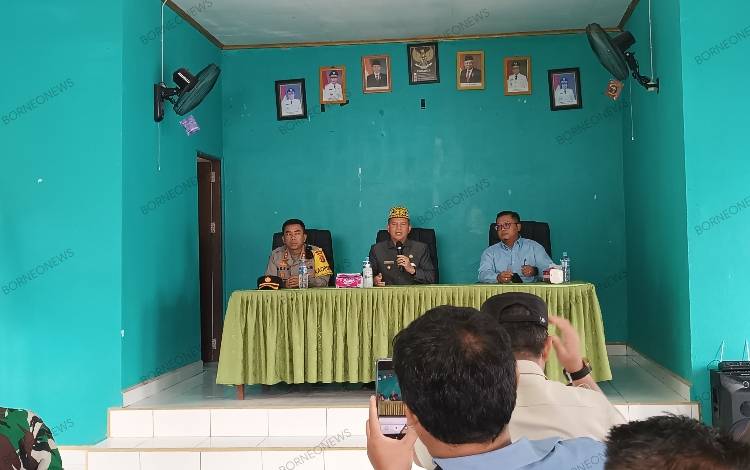 Bupati Gunung Mas Jaya S Monong bersama Manajer SSL PT. ATA Koes Hermawan Bramasto dan Kapolres Gumas AKBP Bangbang Saputra saat bertemu warga, Jumat, 22 Desember 2023. (FOTO: RISKA YULYANA)?