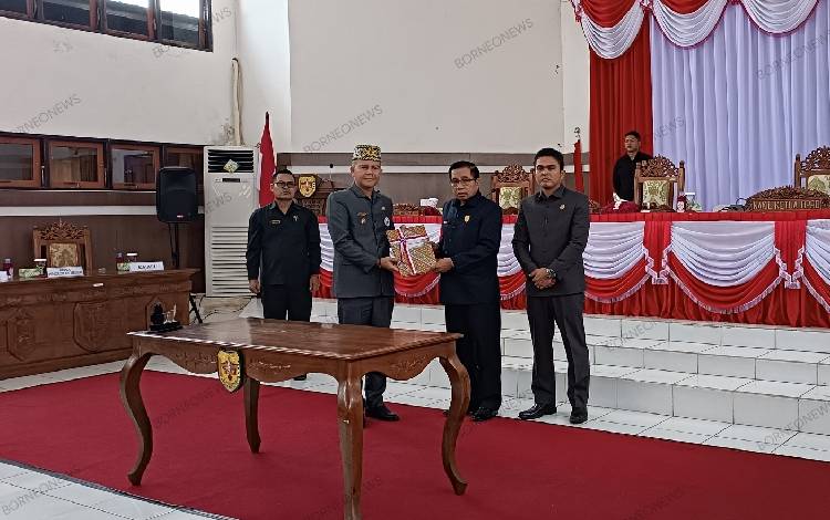 DPRD dan Bupati Gunung Mas TTD Persetujuan Bersama Raperda Tentang Ini