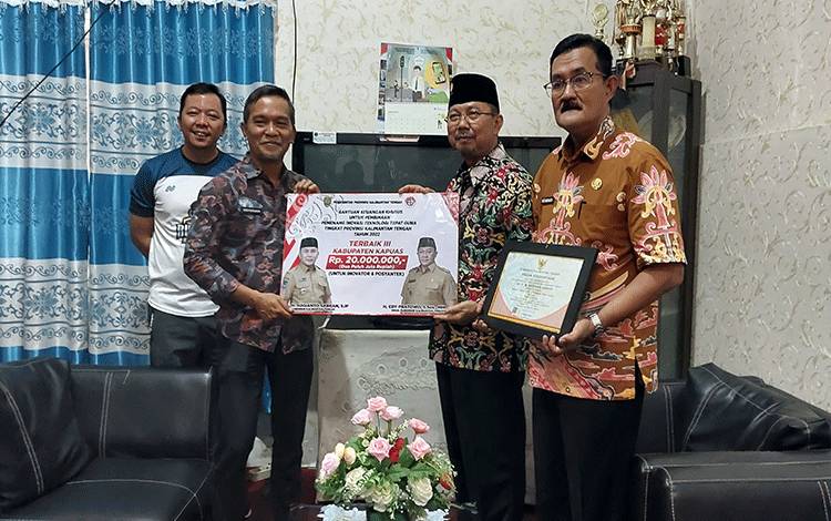 Anggota DPRD Kapuas Terima Penghargaan Terbaik III Lomba TTG Tingkat Provinsi