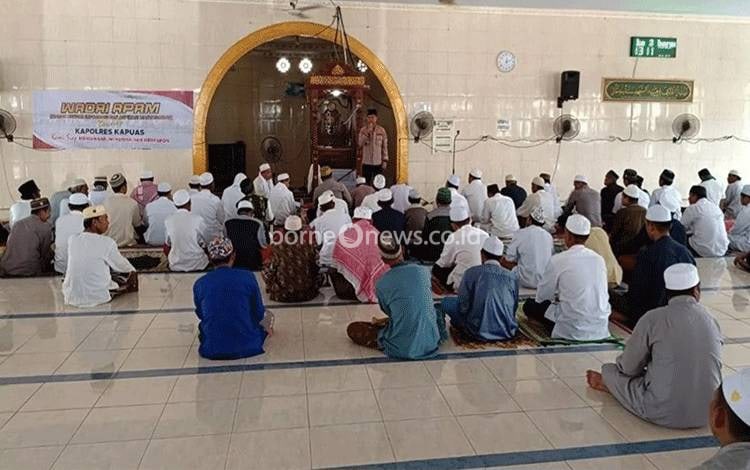 Kapolres Kapuas Gelar Jumat Curhat Bersama Warga Jemaah Masjid Al Wustha?