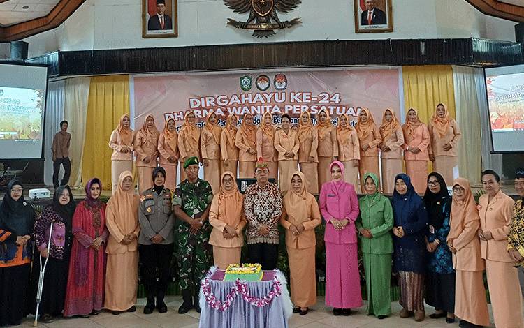 Peringati HUT ke 24 Dharma Wanita Persatuan di Gedung Serba Guna Sampit, Jumat, 22 Desember 2023. (FOTO: DEWIP)